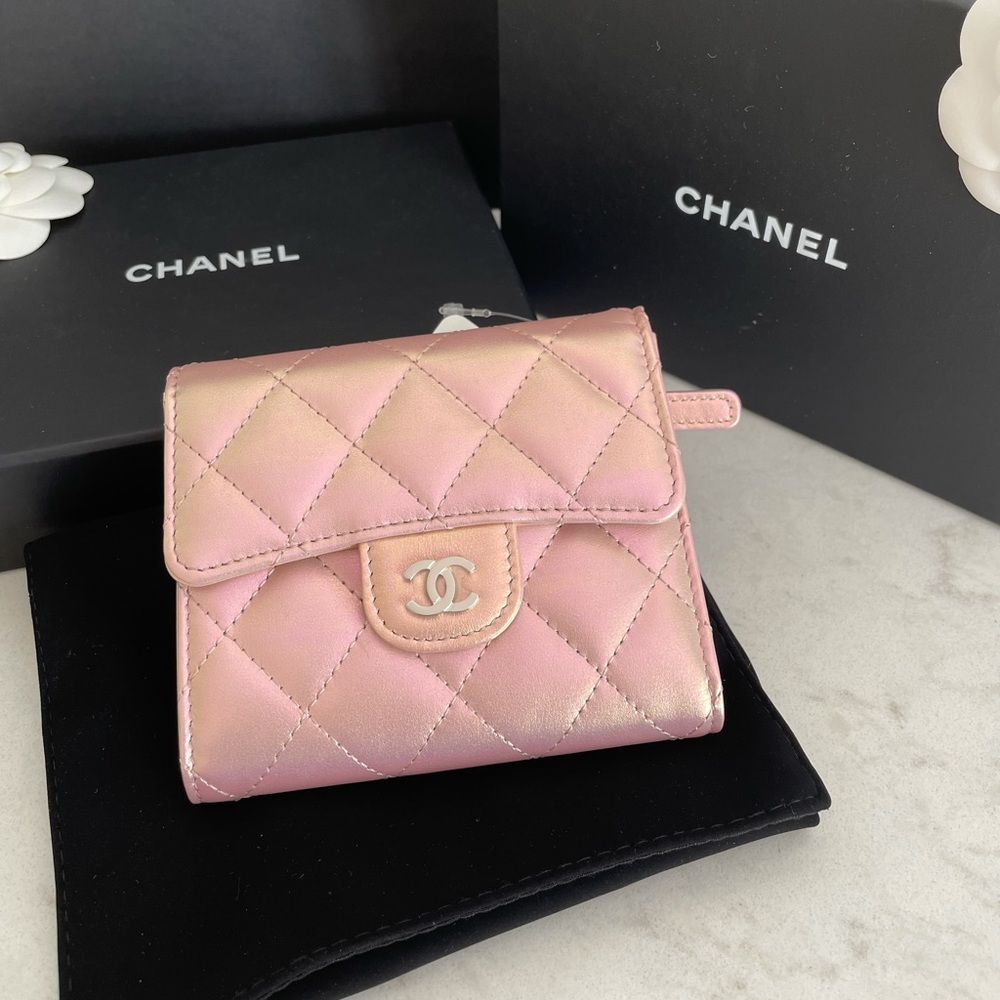 💗Chanel Iridescent pink bifold classic wallet💗